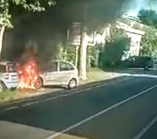 Auto in fiamme, il conducente accosta e dà l'allarme