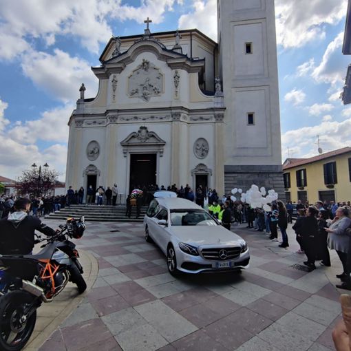 Palloncini bianchi e tante moto: Lazzate ha dato l’ultimo saluto a Massimiliano Travascio