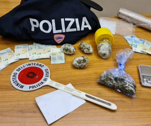 Droga a Busto, la polizia denuncia per spaccio due giovani e segnala 11 ragazzi come consumatori