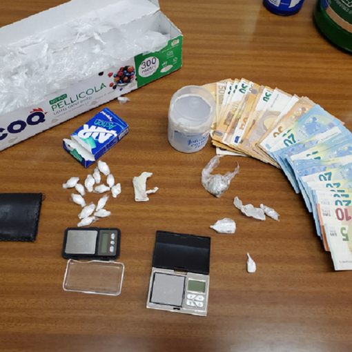 Pusher recidivo: trovato con le dosi di cocaina e arrestato