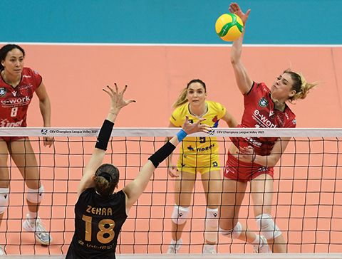 Le farfalle hanno ricevuto i complimenti del sindaco anche dopo la sconfitta (foto Loris Marini, Uyba volley)