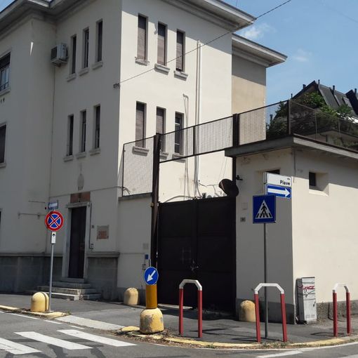 La ex caserma dei Carabinieri è di nuovo inaccessibile. Nelle foto in fondo all'articolo, il cancello, com'era e come è, e le panchine appena posizionate