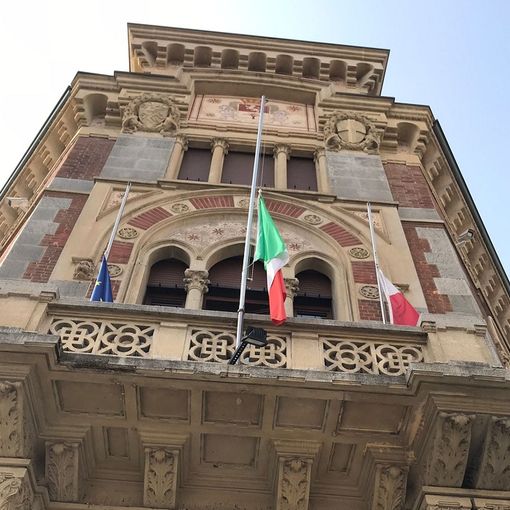 Bandiera a mezz'asta a Legnano