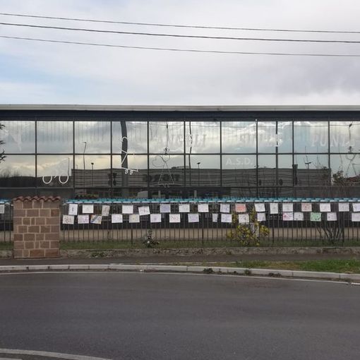 I disegni appesi alla cancellata d'ingresso della scuola di danza di Dairago