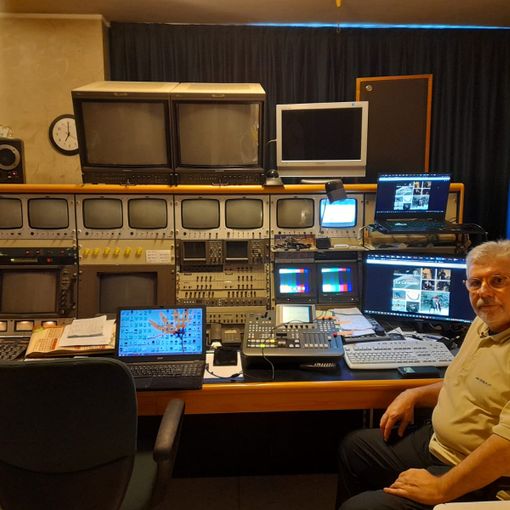 Adolfo Guzzetti nel suo studio di Gallarate: 45 metri, sette chilometri di cavi, scrigno di apparecchiature e competenze