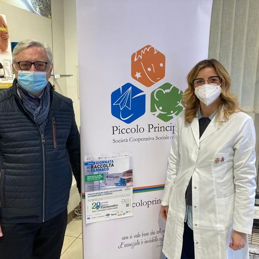L'assessore Osvaldo Attolini e la dottoressa Claudia Scandroglio alla Farmacia del Corso