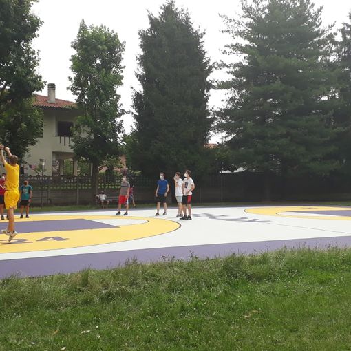 Il nuovo campo e, nel video e nelle foto in fondo all'articolo, l'inaugurazione, don Giovanni Calastri e la scultura dedicata a Kobe Bryant