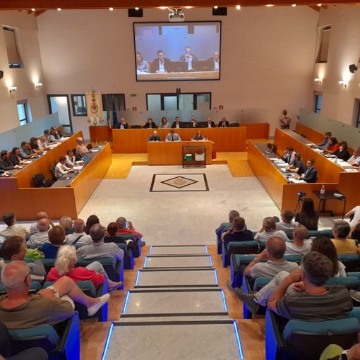La sala gremita di Palazzo Broletto