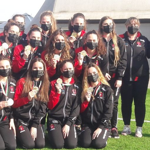 Le draghette della Busto Nuoto sono campionesse d’Italia. E donano la coppa a Parabiago