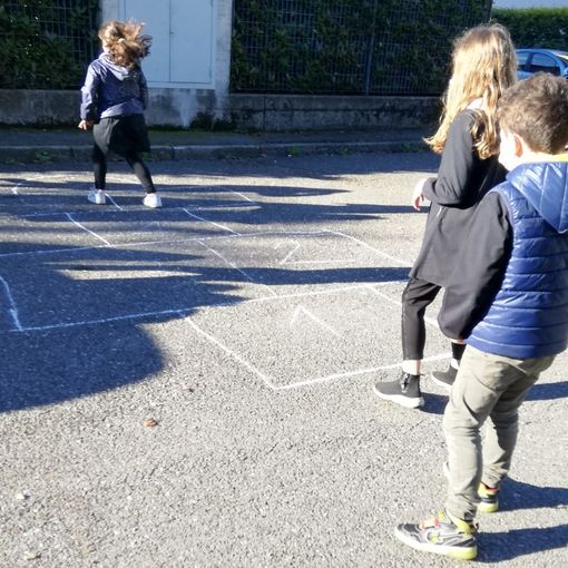 Oggi, nelle strade vicine alle scuole di Cassano, capita anche di vedere i bambini giocare a &quot;campana&quot; (nelle foto in fondo, l'assessore Giardini e genitori impegnati nelle operazioni di accesso e uscita)