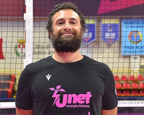 Marco Candiloro, fisioterapista, in questi giorni al lavoro con la E-work Busto Arsizio (foro dalla pagina Fb della società)