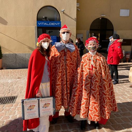 Tarlisu con la Bumbasina e la figlia Fudrèta. Nelle foto sotto la consegna delle chiavi