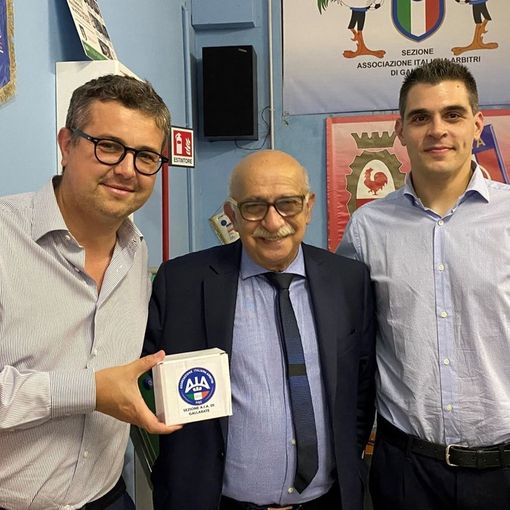 Il sindaco Cassani con l'arbitro di serie A, Simone Sozza, e il presidente locale di Aia, Vincenzo Tropea (Foto Aia-Figc)