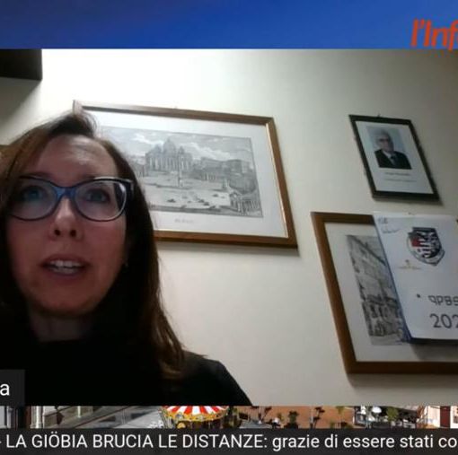 La psicologa Chiara Massazza durante la diretta Backstage sul falò