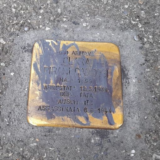 La pietra d'inciampo dedicata a Clara Pirani Cardosi. In fondo all'articolo, la svastica vicino alla pietra dedicata a Vittorio Arconti