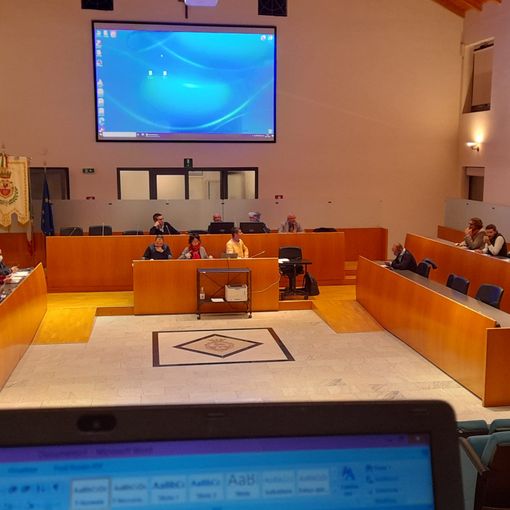 La riunione delle commissioni in aula consiliare