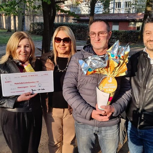 La consegna dell'assegno con i fondi raccolti da &quot;Gallarate... è&quot; ad Anna Laghi, di SiCura
