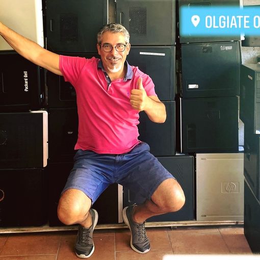 Massimiliano De Cinque, lo sherpa digitale, davanti a una muraglia di computer. Ha bisogno di uno spazio in cui tenerli