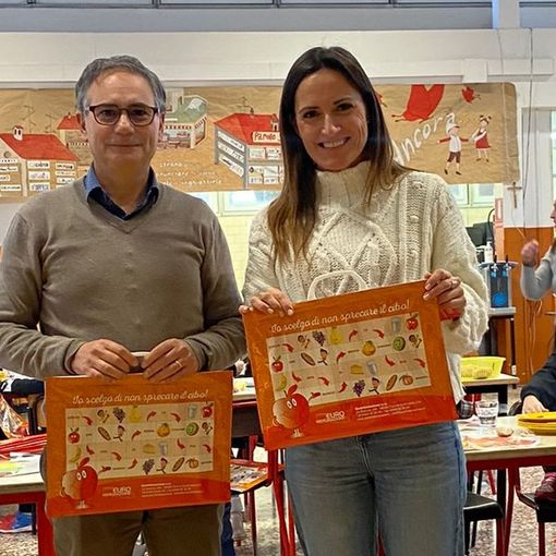 Il dirigente scolastico Daniele Chiffi e l'assessore Claudia Mazzetti con i sacchetti antispreco