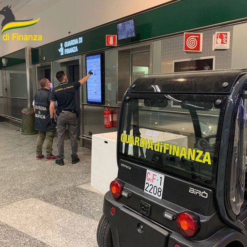 Riti propiziatori e cocaina: la Guardia di Finanza smantella un'organizzazione criminale nigeriana che importava droga a Malpensa