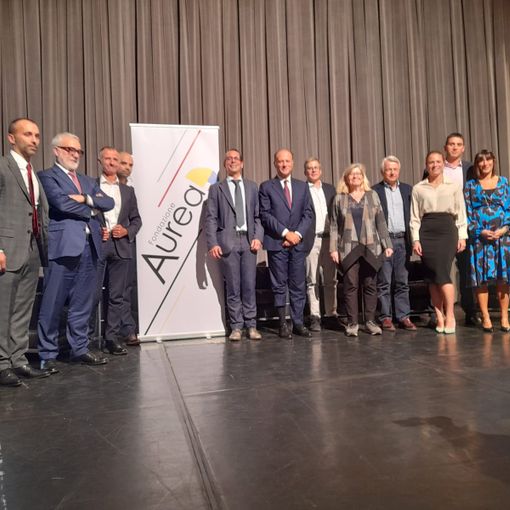 Foto di gruppo finale per ospiti e componenti di Fondazione Aurea