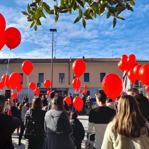 Flash mob contro la violenza sulle donne: a Cassano ha la forma e il colore dei palloncini rossi