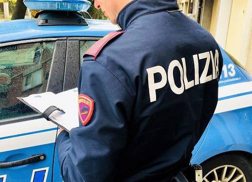 Busto, sorpreso a prepararsi una dose di eroina nella cabina delle fototessere della stazione