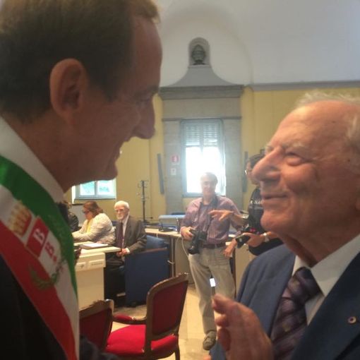 Giordano Chatzivassiliou quando fu premiato dal sindaco Antonelli a Busto