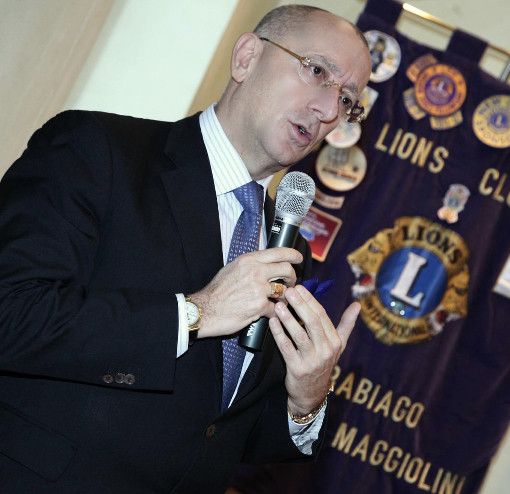 Il cavalier Danilo Francesco Guerini Rocco. Sotto, la breve cerimonia online con la presidente della Fondazione Lions Clubs