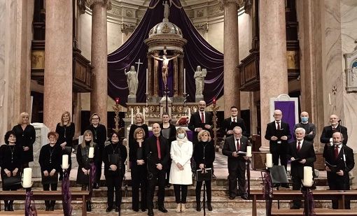 Il coro &quot;Santa Cecilia&quot; di Gorla Maggiore con l'assessore Antonella Scolfaro