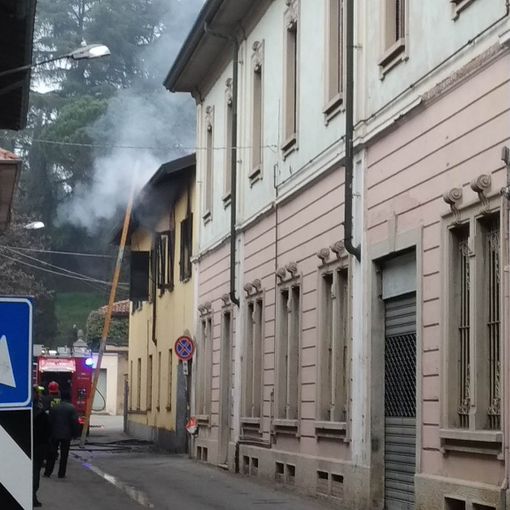 Fiamme a Cassano Magnago, 18enne sfugge all’incendio della sua casa