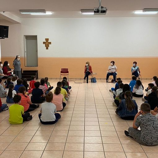 L'incontro con gli alunni della Primaria. Sotto, l'installazione della Secondaria