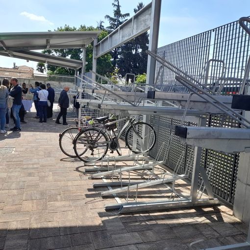 I posti-bici nella velostazione, a terra e sopraelevati