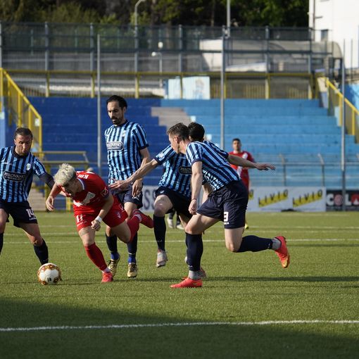 Kolaj mentre dà del filo da torcere ai lecchesi (foto di Marco Giussani)