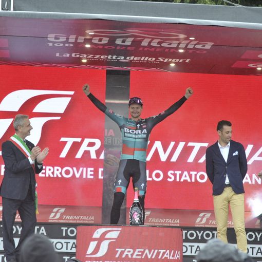 La nuova maglia rosa, Nico denz, sul podio di Cassano - Foto Roberto Regazzoni