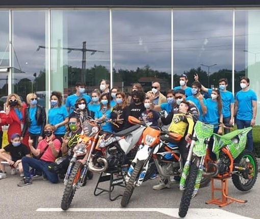 Foto di gruppo a margine della mototerapia di domenica 16 maggio - Foto dalla pagina facebook di &quot;Mai paura&quot;