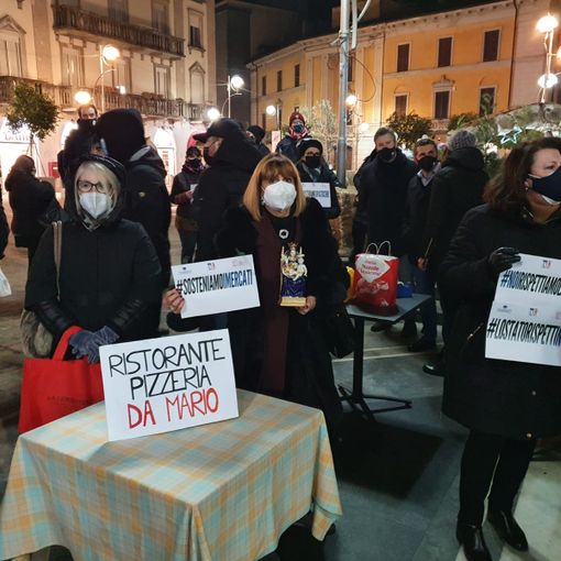 I commercianti in piazza a Busto Arsizio: Anna Nedalini ha portato con sè la statua della Madonna dell'Aiuto