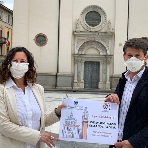 La vicesindaco Manuela Maffioli e il presidente di Ascom Busto Rudy Collini in una campagna per i negozi cittadini lo scorso anno