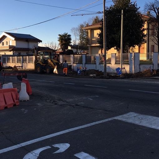 Marnate, operai al lavoro in via De Gasperi. Prende forma la rotonda