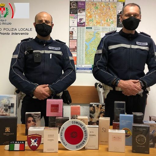 La merce sequestrata dalla Polizia locale di Busto