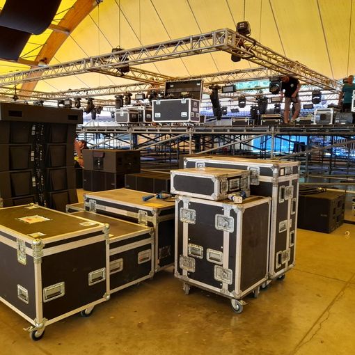 Palco in allestimento per il Woodoo Fest 2022