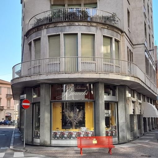 Pasticceria Bianchi, vetrina in largo Camussi