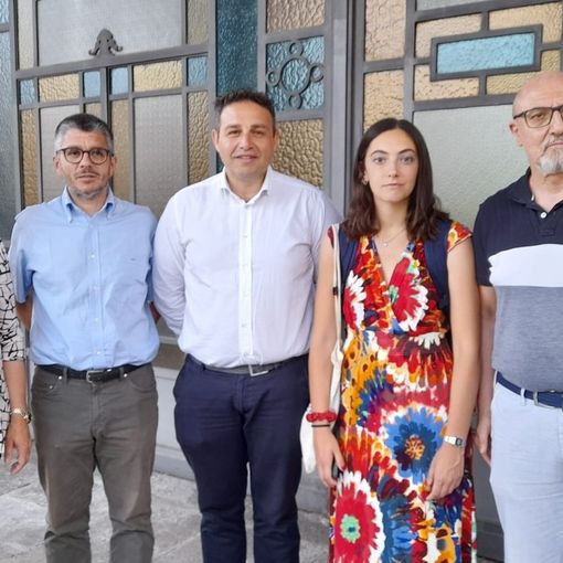 I consiglieri Pd davanti all'ingresso storico dell'ospedale gallaratese