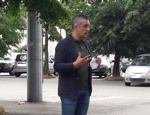 Il sindaco di Cassano, Poliseno, a inizio estate, impegnato a illustrare Controllo del vicinato e sorveglianza sui cattivi odori