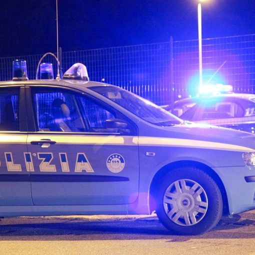 In crisi di astinenza devasta auto, bidoni e distributore automatico: denunciato