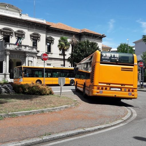 Piazzale Solaro: cappuccio, brioche e gas di scarico. Si spera per poco