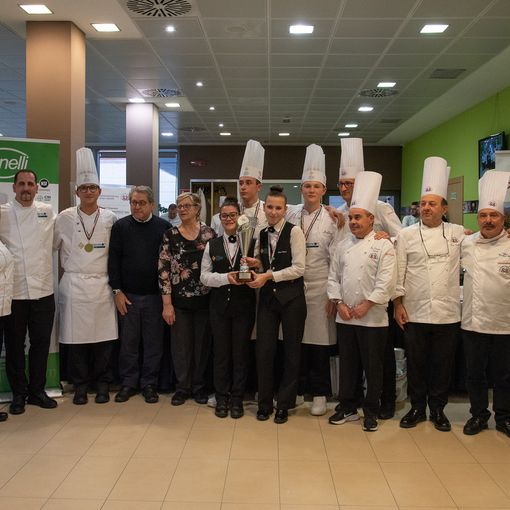 I genitori di Matteo Restelli con la giuria e i premiati