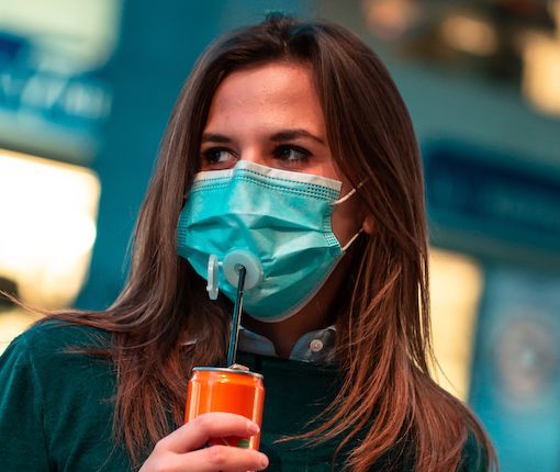 «Bere senza togliere la mascherina è realtà». L’invenzione di un 23enne di Legnano