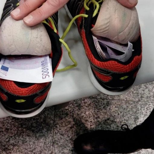 A Malpensa con trentamila euro nascosti nelle suole delle scarpe: scatta la maxi multa