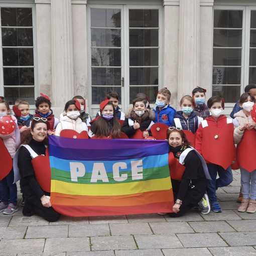 Un flash mob per la pace con i bimbi delle elementari di Castellanza